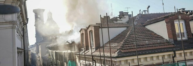 Torino, esplosione nella mansarda di un palazzo, poi l'incendio: due feriti gravi