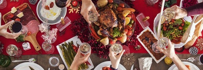 Natale Dpcm, le regole per il cenone: vietato "passare" i piatti e niente buffet