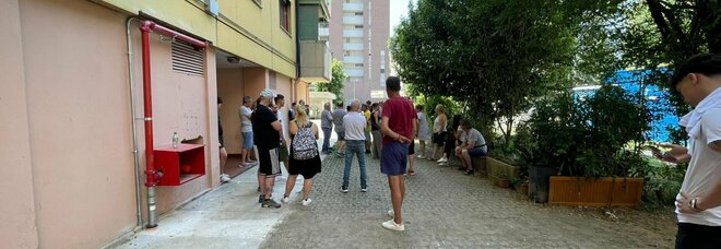 Milano, maxi rissa tra inquilini: 60 persone armate di bastoni in strada, ferito un bambino