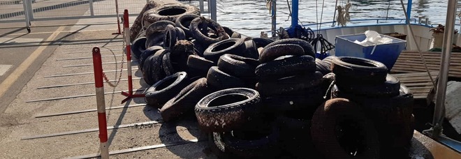 Napoli, raccolti in mare 70 pneumatici fuori uso nei fondali della Gaiola