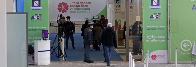 Covid Campania, 899 casi e 3 morti: l'indice di contagio scende al 2,99%