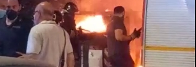 Roma, la notte dei tifosi, dalla gioia ai vandali, bruciati 40 cassonetti, semaforo divelto, bottiglie contro la polizia