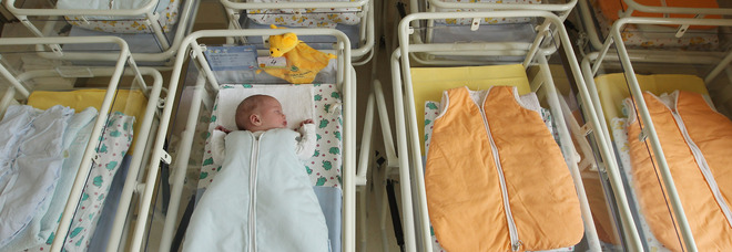 Indennità di maternità e congedo paternità, le novità Inps del 2022: come funzionano