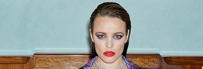 Rachel McAdams posa in Versace con il tiralatte attaccato al seno (e celebra le donne)