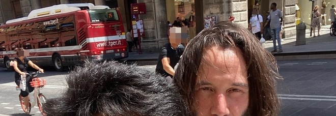 Keanu Reeves a Bologna, il selfie in centro con un fan