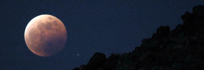 Eclissi di luna, il satellite si tinge di rosso tra domenica 15 e lunedì 16 maggio: ecco dove vederla