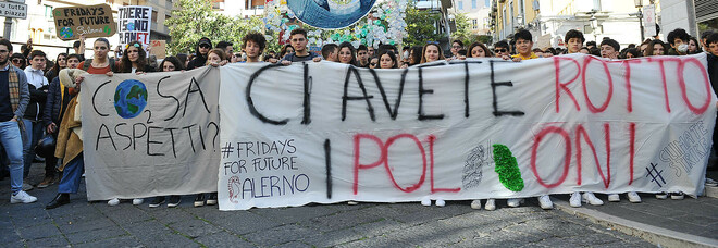 Salerno, Fridays for future: «La politica si impegni per il clima»