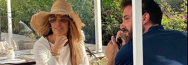 Jennifer Lopez e Ben Affleck, aperitivo e shopping a Capri in via Camerelle