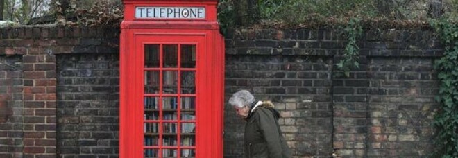 Le cabine telefoniche rosse «salvano le vite, in un anno 150mila chiamate d'emergenza». E Londra ne recupera 5mila