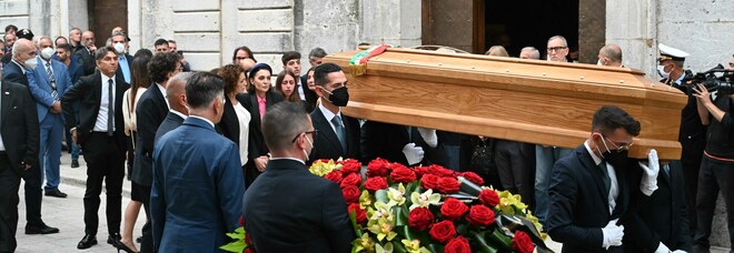 Morto De Mita, due generazioni di politici ai funerali: «L'ultimo grande della Dc»