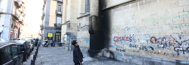 Napoli: cippo di Sant'Antonio, danneggiata col fuoco la chiesa monumentale di Sant'Eligio in piazza Mercato