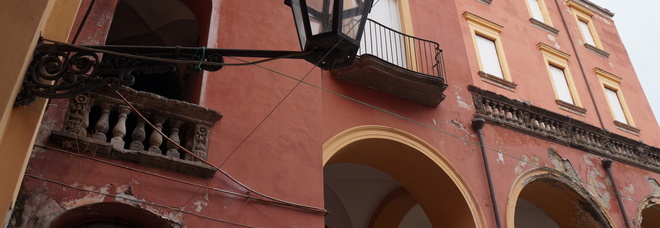 Barra, calcinacci dalla facciata della villa vesuviana: al via la messa in sicurezza