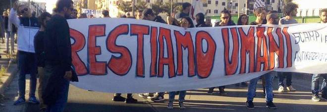 Scampia scende in piazza per i rom: «Sono parte di noi, uguali diritti per tutti»