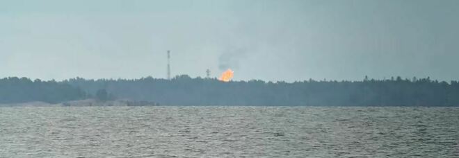 Russia brucia il gas al confine con la Finlandia, Ucraina: «Non sanno più a chi venderlo»