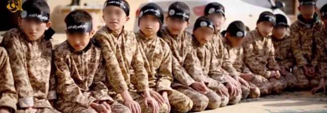 Bambini di 4 anni a lezione di terrorismo: «Così si uccidono gli adulti e si distruggono le chiese»