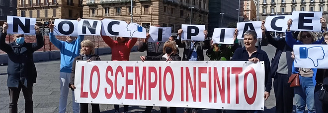 Napoli, protesta dei comitati contro la nuova piazza Municipio: «Uno scempio»