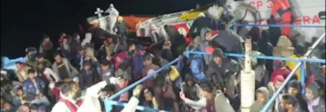 Migranti, sbarcati a Lampedusa i 58 della nave Louis Michel: «Salute dei sopravvissuti a rischio»