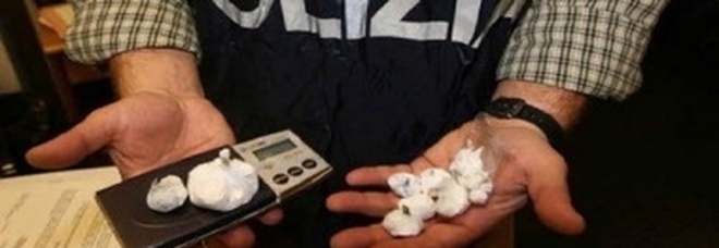 Napoli, spacciatore di cocaina preso dalla polizia a Porta Capuana