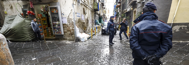 Sparatoria a Napoli, nove colpi di pistola contro la Mercedes di un cittadino cinese