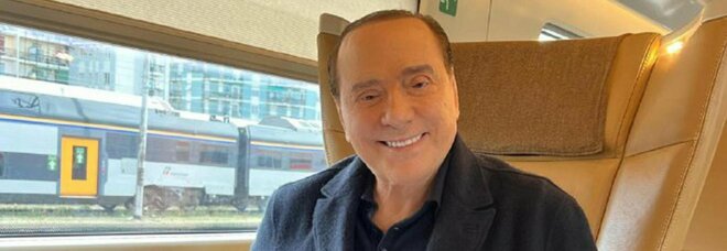 Berlusconi, spunta la fede nuziale: la foto sui social per l'arivo a Roma