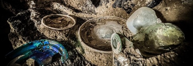 Pompei, dagli scavi riaffiorano le case della middle class: stoviglie, piattini di vetro e ciotole di ceramica