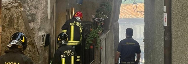 Incendio a Sanza, paura per un'anziana: in fiamme la sua casa nel centro storico