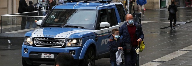 Covid a Napoli ucraina irregolare senza mascherina aggredisce gli agenti