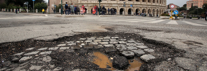 Roma, Raggi e i progetti sbagliati: a rischio i fondi del Recovery