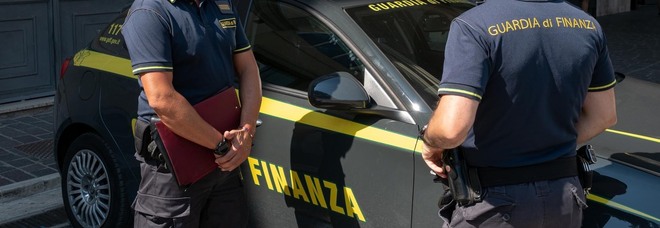 Camorra, blitz a Firenze: 13 indagati, bloccati «l'ascesa di un clan e finanziamenti Covid»