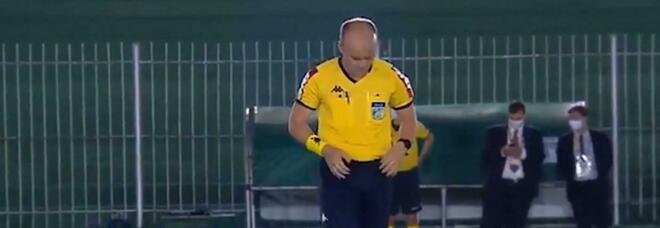 In Brasile arbitro urina in campo, la difesa: «È incontinente»