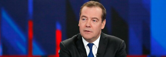 Medvedev e l'insulto a Macron, Draghi e Scholz: «Mangia rane, spaghetti e salsicce»