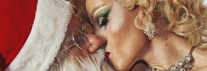 Babbo Natale bacia una drag queen: la campagna pubblicitaria choc a Napoli