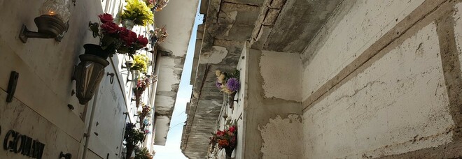 Il cimitero di Chiaiano nel degrado: pulizie fai da te dei parenti dei morti