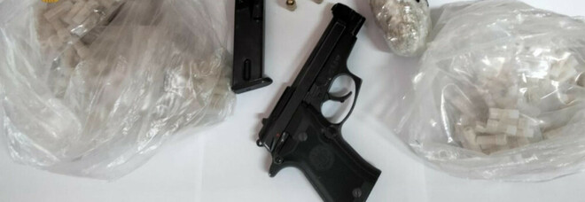 Ponticelli, eroina nella lavatrice e una pistola sotto il piano cottura: arrestato