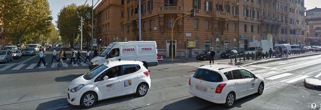 Roma, incroci killer e investimenti: semafori smart in 41 strade e strisce pedonali luminose