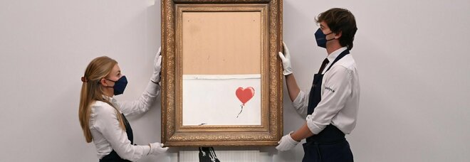 Banksy, il quadro semidistrutto sull'amore venduto a 22 millioni di euro