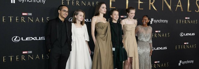 Angelina Jolie sul red carpet con i figli: e Zahara le "ruba" il vestito