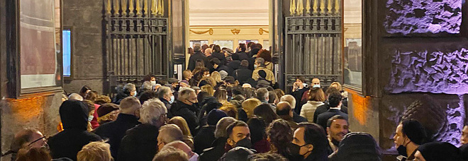 Teatro San Carlo di Napoli, ressa choc al botteghino: manager Asl e De Giovanni vanno via