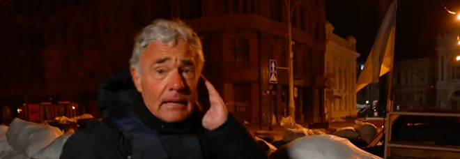 Non è l'Arena, Massimo Giletti in onda dall'Ucraina viene interrotto dagli spari. Attacco in diretta e critiche: «C'è odore di morte»