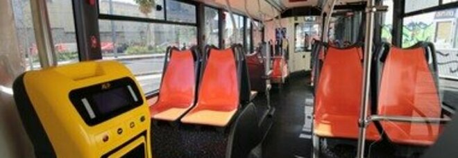 Napoli, inveisce contro autista del bus per aver saltato una fermata: danneggiato lo sportello
