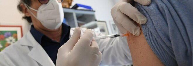 Variante Delta, il Regno Unito prepara un vaccino specifico: al lavoro il team che ha sviluppato Astrazeneca