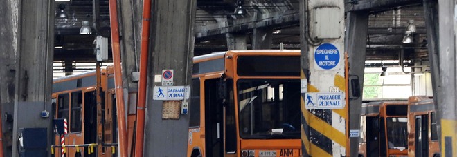 Babygang a Napoli, minorenni sugli scooter bloccano un bus: sputi all’autista per noia