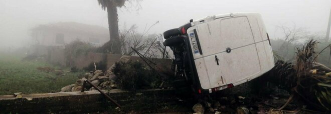 Maltempo, nelle Marche esondano due torrenti: famiglie evacuate e auto trascinate fuori strada