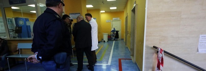Choc a Napoli: agguato nell'ospedale dei Pellegrini: 22enne gambizzato, due minori feriti