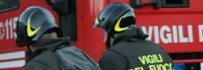 Giugliano in Campania, l'incendio in una palazzina: ferito 52enne