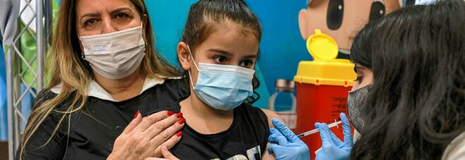 Vaccino ai bambini 5-11 anni, in Israele già migliaia di dosi: «Nessuna reazione grave, ci consente di uscire dall'incubo»