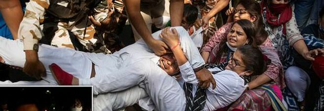 Muore un'altra donna stuprata, proteste in tutta l'India