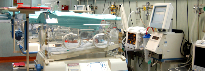 Omicron, tre neonati positivi al Covid ricoverati in terapia intensiva a Pescara