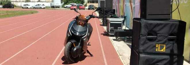 Stadio Collana, scooter parcheggiato sulla pista di atletica: «Schiaffo agli sportivi»