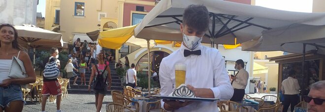 Virus, senza mascherine al chiuso: a Salerno prime 3 multe da mille euro dopo l'ordinanza De Luca